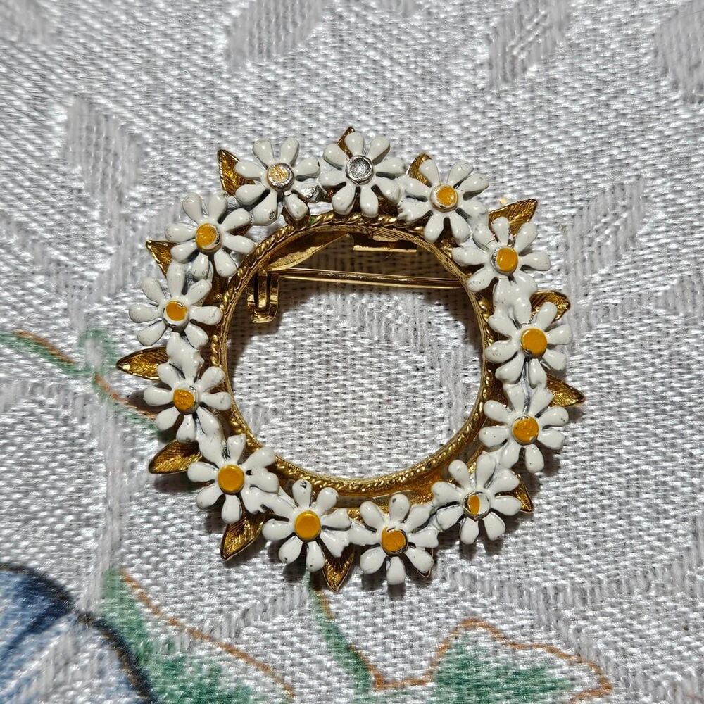 vintage cottagecore boho daisy wreath brooch
